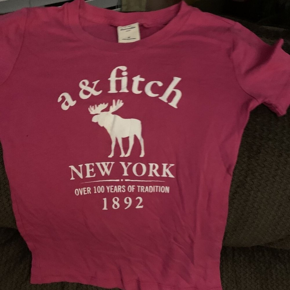 ABERCCROMBIE A&F KIDS TEE SIZE S RETAILS FOR 19.99 -